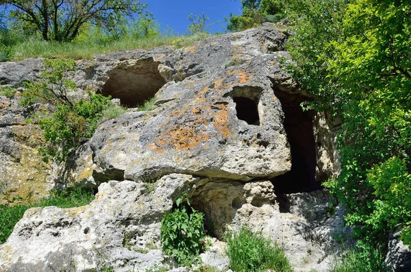 La Crimea, Bahchisaray, la ciudad cavernosa Chufut la col rizada en primavera — Foto de Stock