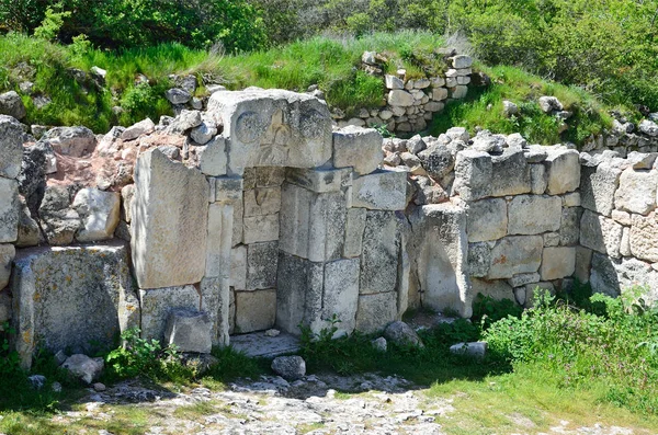Crimeia, Bakhchisaray, cidade caverna Chufut Kale. As ruínas da antiga mesquita — Fotografia de Stock