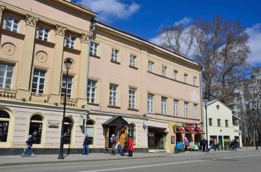 Moskova, Rusya, 15 Nisan 2017. Mimari - B. ı. Tolstoy evi anıt insanlar. Sokak Pokrovka, 3/7 1a bina