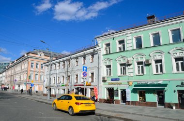 Moskova, Rusya, 15 Nisan 2017. Moskova'da güneşli bahar günü Neglinnaya Caddesi üzerinde sarı taksi