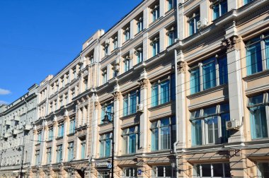 Moskova, Rusya, 15 Nisan 2017. Karlı Varvarinskoye Myasnitskaya Street, ev 20 ev sahipleri Derneği ortak bulundurma