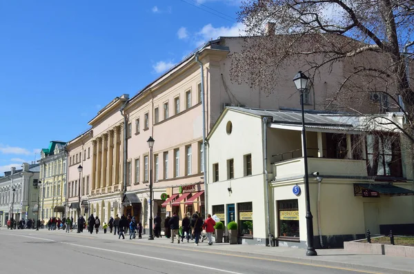 Moskva Ryssland April 2017 Street Pokrovka Prästerskapet Kyrkan Antagandet Kotelniki — Stockfoto