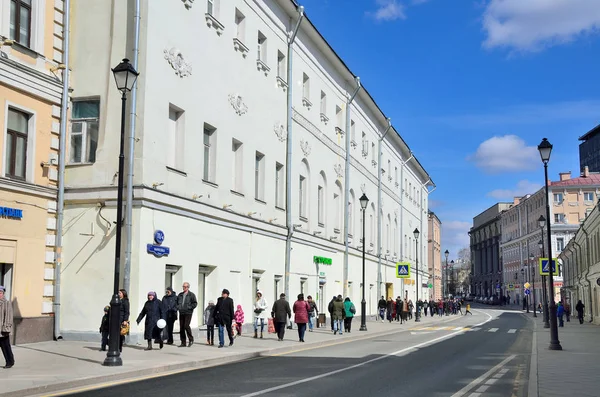 Moscou Rússia Abril 2017 Pessoas Que Caminham Perto Monumento Arquitetura — Fotografia de Stock