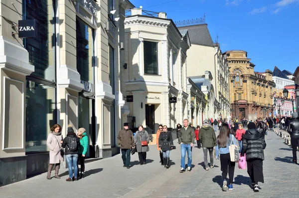 Moscow Russia April 2017 People Walking Kuznetsky Most Street Spring — Stock Photo, Image