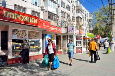 Simferopol, 27 Nisan 2017. Lenin Bulvarı Simferopol içinde dükkanında fastfood yakınındaki insanlar