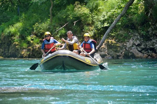 Национальный парк Дурмитор, Черногория, 15 июня 2015 года. Сцена в Черногории: Рафтинг на реке Тара

