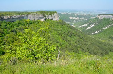 Bahar Kırım'da, dağ Mangup görünümlerinden