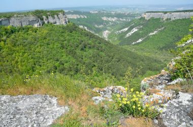 Bahar Kırım'da, dağ Mangup görünümlerinden