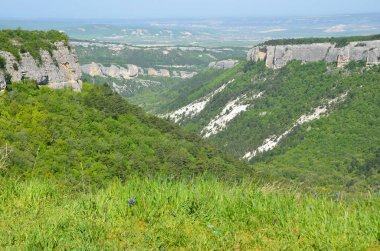 Bahar Kırım'da, dağ Mangup görünümlerinden