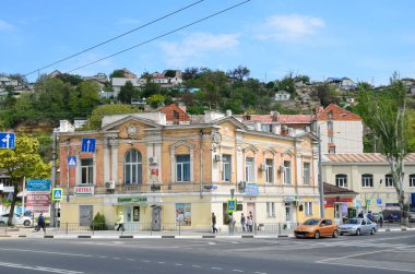 Sevastopol, Kırım'da, 08 Mayıs 2017. Revyakin Meydanı (Laboratornaya üzerinde yürüyen insanlar)