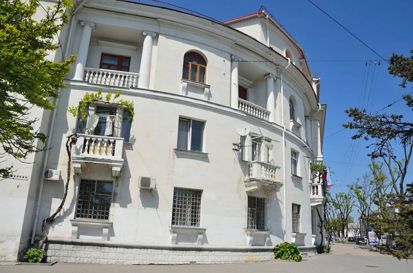 Sevastopol Krim Maj 2017 Tre Våningar Semi Cirkulär Vithus Skärningspunkten — Stockfoto
