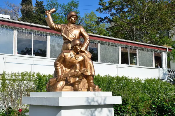 Sevastopol, Crimeia, 08 de maio de 2017. Escultura de soldado perto do cinema "Vitória " — Fotografia de Stock