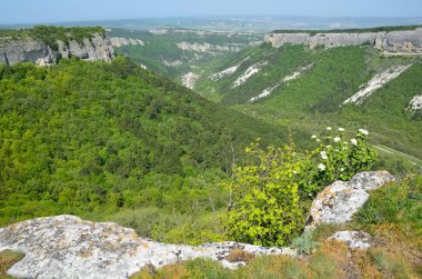 Bahar Kırım'da, dağ Mangup görünümlerinden