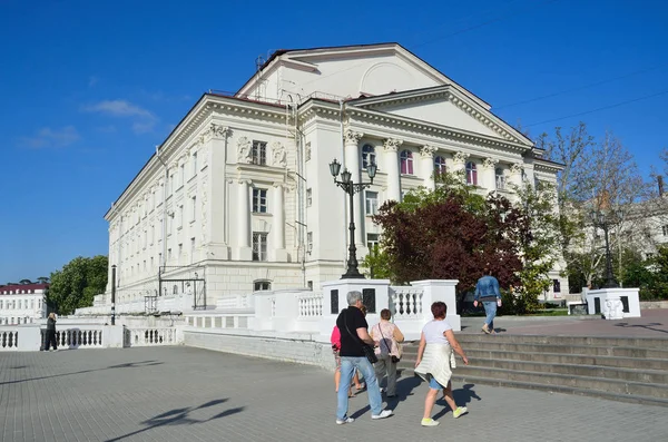 Sewastopol Krym Maja 2017 Ludzie Chodzą Pobliżu Dramatu Rosyjskiego Teatru — Zdjęcie stockowe