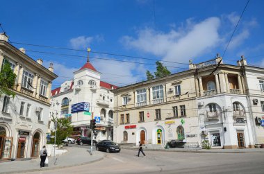 Sevastopol, Kırım'da, 08 Mayıs 2017. Street ve Sevastopol Suvorov sokakta geçerken araçlarda