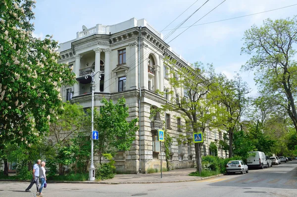 Sevastopol, Kırım'da, Mayıs, 09, 2017. Suvorov ve Marat sokakların geçitte bahar şirketten yakınındaki insanlar