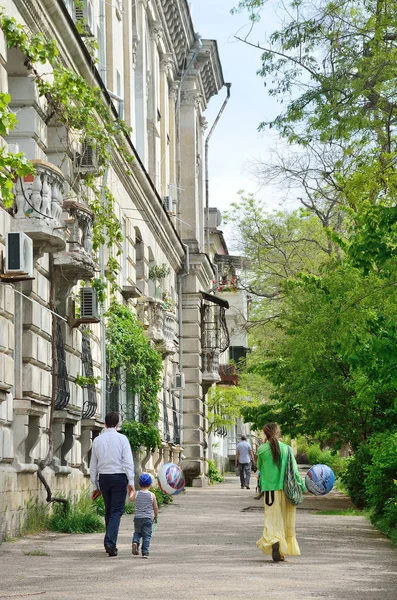 Sevastopol, Kırım'da, Mayıs, 09, 2017. Baharda Suvorov cadde boyunca yürüyüş çocuk ile aile
