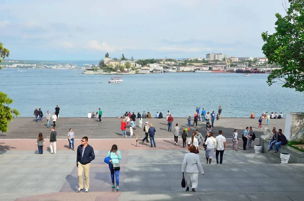 Sevastopol, Kırım'da, Mayıs, 09, 2017. Sevastopol, Crimea Grafskaya sahil üzerinde yürüyen insanlar