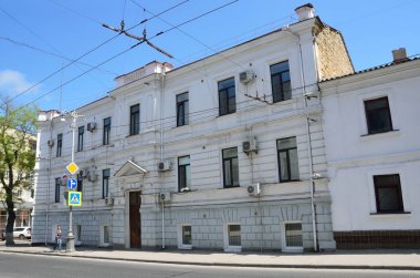 Sevastopol, Kırım'da, 08 Mayıs 2017. Sevastopol, Lenin Caddesi üzerinde eski 3 katlı bina