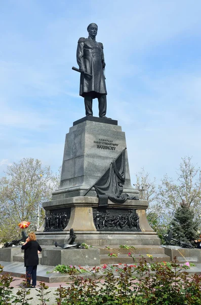 Sevastopol Crimeia Maio 2017 Mulher Perto Monumento Almirante Nakhimov — Fotografia de Stock