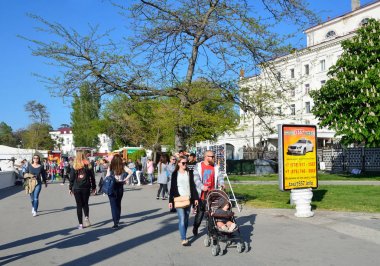 Sevastopol, Kırım'da, 08 Mayıs 2017. Topçu Bay sahil boyunca yürüyüş insanlar