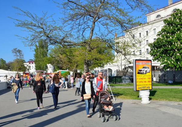 Sevastopol Krim Mei 2017 Mensen Wandelen Langs Promenade Baai Van — Stockfoto