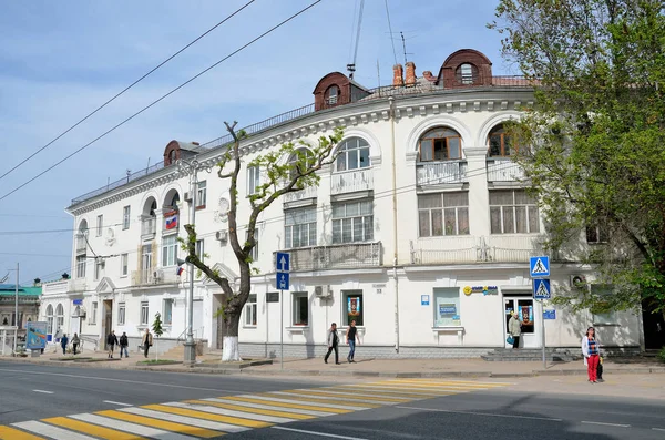 Sebastopol Crimea Mayo 2017 Gente Caminando Cerca Casa Número Calle —  Fotos de Stock