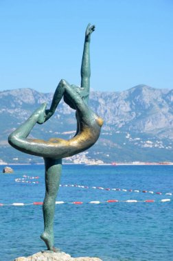 Budva, Karadağ, 22 Haziran 2015. Arka plan eski şehrin üzerinde bir jimnastikçi heykeli