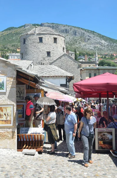 Mostar, Bosnia y Herzegovina, 23 de junio de 2015. Gente caminando por la calle en el centro histórico de la ciudad Mostar — Foto de Stock