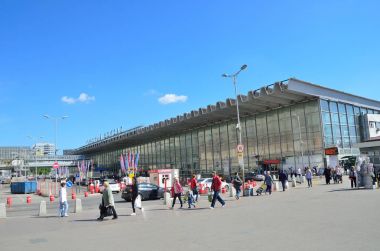 Moskova, Rusya, 12 Haziran 2017, Rus sahne: insanlar Kursky tren istasyonu yakınında