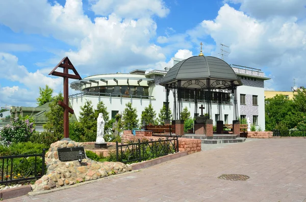 Moscú, Rusia, 12 de junio de 2017, Cruz en memoria de todos los enterrados en el cementerio de la iglesia de San Pedro y Pablo en las puertas de Yauza, Moscú — Foto de Stock