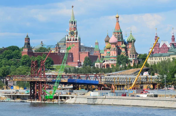 Moscow Russia June 2017 Construction Floating Bridge Park Zaryadye Moscow — Stock Photo, Image