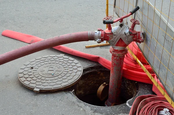 Moscow, Federacja Rosyjska, czerwca, 12 marca 2017, Fire hydrant z załączony wąż czerwony — Zdjęcie stockowe