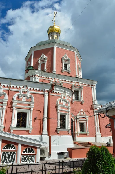 La iglesia de los Santos Apóstoles Pedro y Pablo junto a la Puerta de Yauza bajo el cielo nublado, Moscú, Rusia. 1700 años construidos —  Fotos de Stock