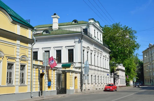 Moscow Russia June 2017 Russian Scene Red Car Ancient Estate — Stock Photo, Image