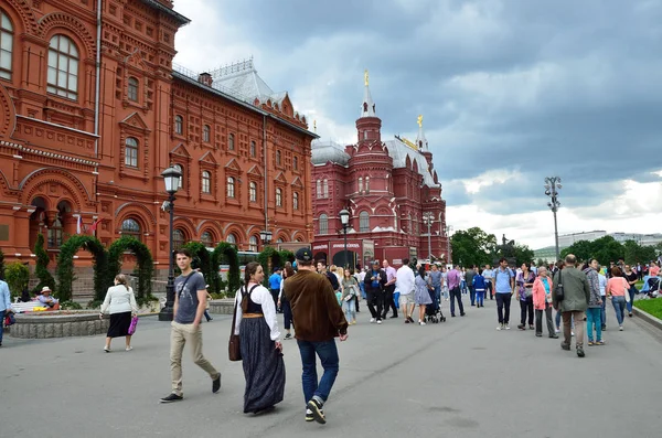 Moskova, Rusya, 12 Haziran 2017. Moscovites ve Konuklar şehrin bulutlu havalarda devrim Meydanı'nda yürüyüş