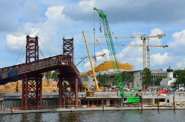 Moscou Rússia Junho 2017 Construção Uma Ponte Flutuante Parque Zaryadye — Fotografia de Stock
