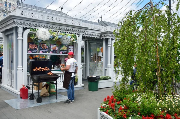 Moscow Russia June 2017 Chef Prepares Grilled Turkey Drumstick Revolution — Stock Photo, Image