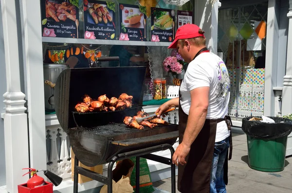 Moscow Russia June 2017 Chef Prepares Grilled Turkey Drumstick Revolution — Stock Photo, Image