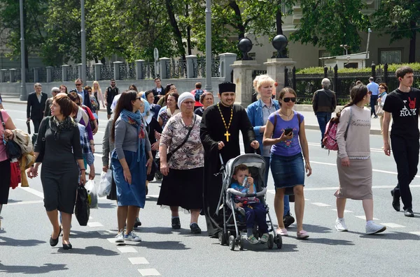 Москва Россия Июня 2017 Священник Семьей Ходит Моховой Улице Летом — стоковое фото