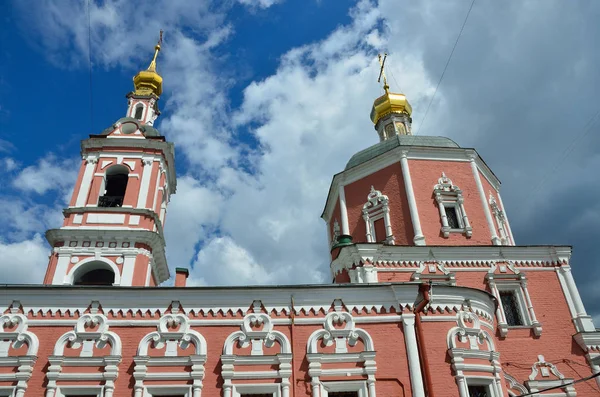 教会的圣使徒彼得和保罗 亚乌扎门前在多云的天空 莫斯科 俄罗斯下 1700 — 图库照片