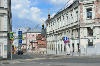 Moskova, Rusya, 12 Haziran 2017, Khitrovskaya bulutlu gün yazında meydanda. Podkolokolny lane ile kavşak