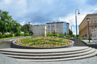 Moskova, Rusya, 12 Haziran 2017, bulutlu gün yazında Khitrovskaya meydanda