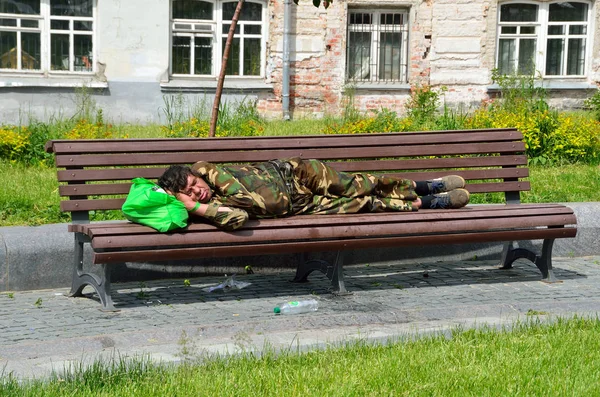 Moscow Russia June 2017 Homeless Man Sleeping Bench Khitrovskaya Square — Stock Photo, Image