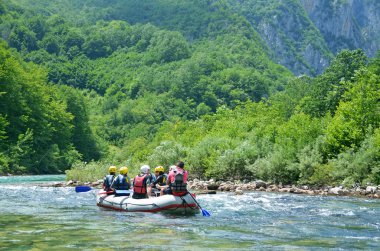 Durmitor Milli Parkı, Karadağ, 15 Haziran 2015. Karadağ sahne: Tara nehirde rafting insanlar