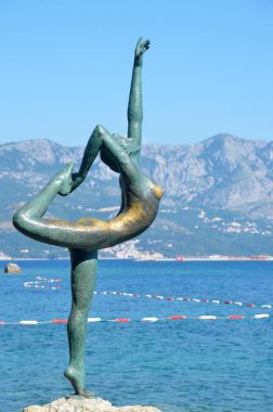 Budva, Karadağ, 22 Haziran 2015. Arka plan eski şehrin üzerinde bir jimnastikçi heykeli