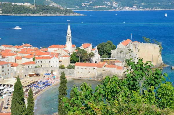Budva Montenegro Juni 2015 Människor Vilar Nära Väggarna Gamla Stan — Stockfoto