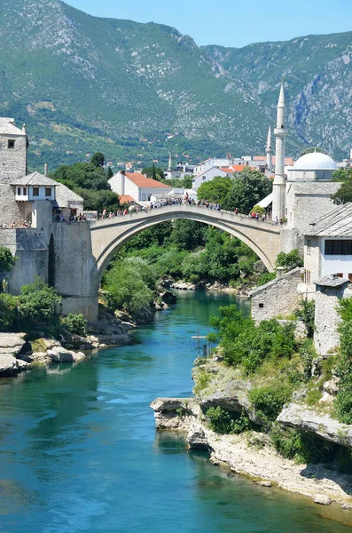 Мостар Босния Герцеговина Июня 2015 Люди Идут Рядом Старым Мостом — стоковое фото