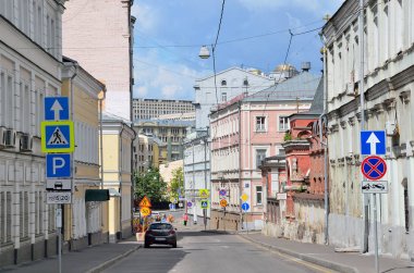 Moskova, Rusya, 12 Haziran 2017, Khitrovskaya bulutlu gün yazında meydanda. Podkolokolny lane ile kavşak