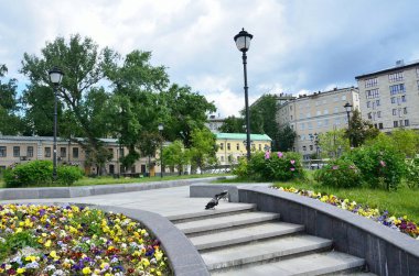 Moskova, Rusya, 12 Haziran 2017, bulutlu gün yazında Khitrovskaya meydanda